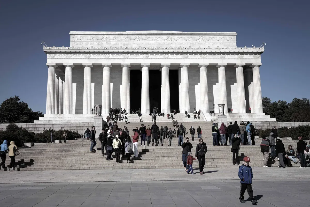 The Lincoln Memorial in Washington DC, a stop on bus tours from NYC to Washington